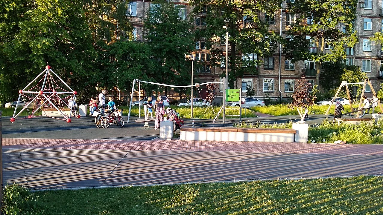 Иллюстрация: детская площадка у ивановского пруда, санкт-петербург, 2020 год
