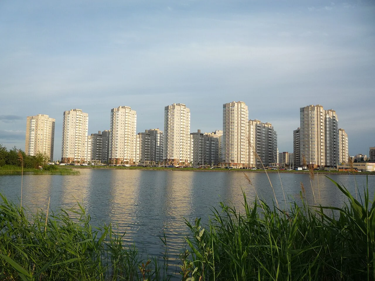Иллюстрация: жилые дома у водоёма в санкт-петербурге, 2011 год