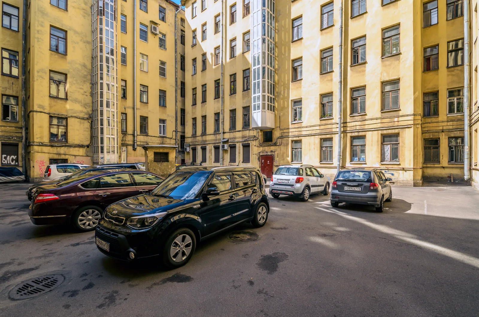 Иллюстрация: петербургский двор, фото 2015 года